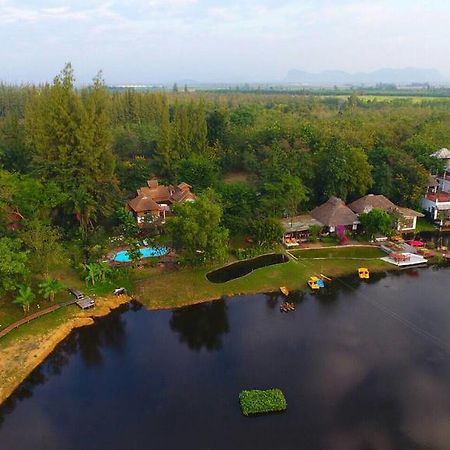 Golden Lake View Boutique Resort Kanchanaburi Buitenkant foto