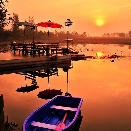 Golden Lake View Boutique Resort Kanchanaburi Buitenkant foto