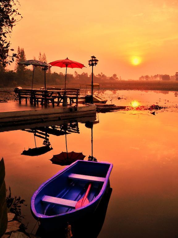 Golden Lake View Boutique Resort Kanchanaburi Buitenkant foto