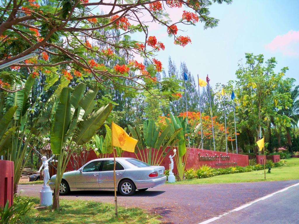 Golden Lake View Boutique Resort Kanchanaburi Buitenkant foto