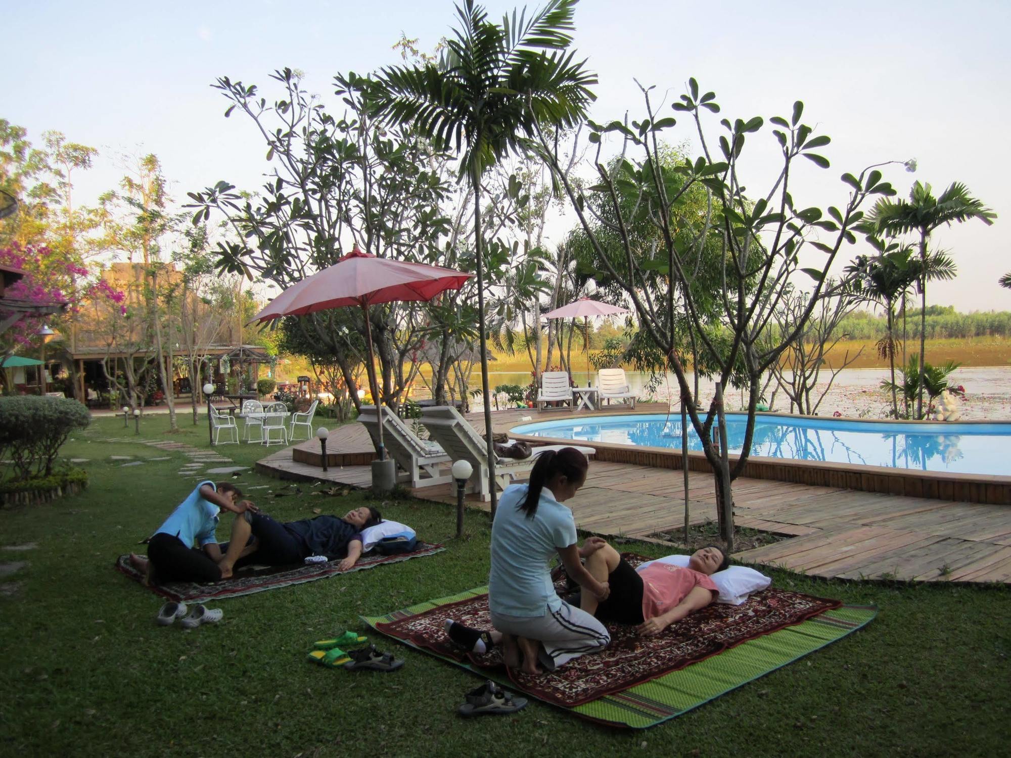 Golden Lake View Boutique Resort Kanchanaburi Buitenkant foto